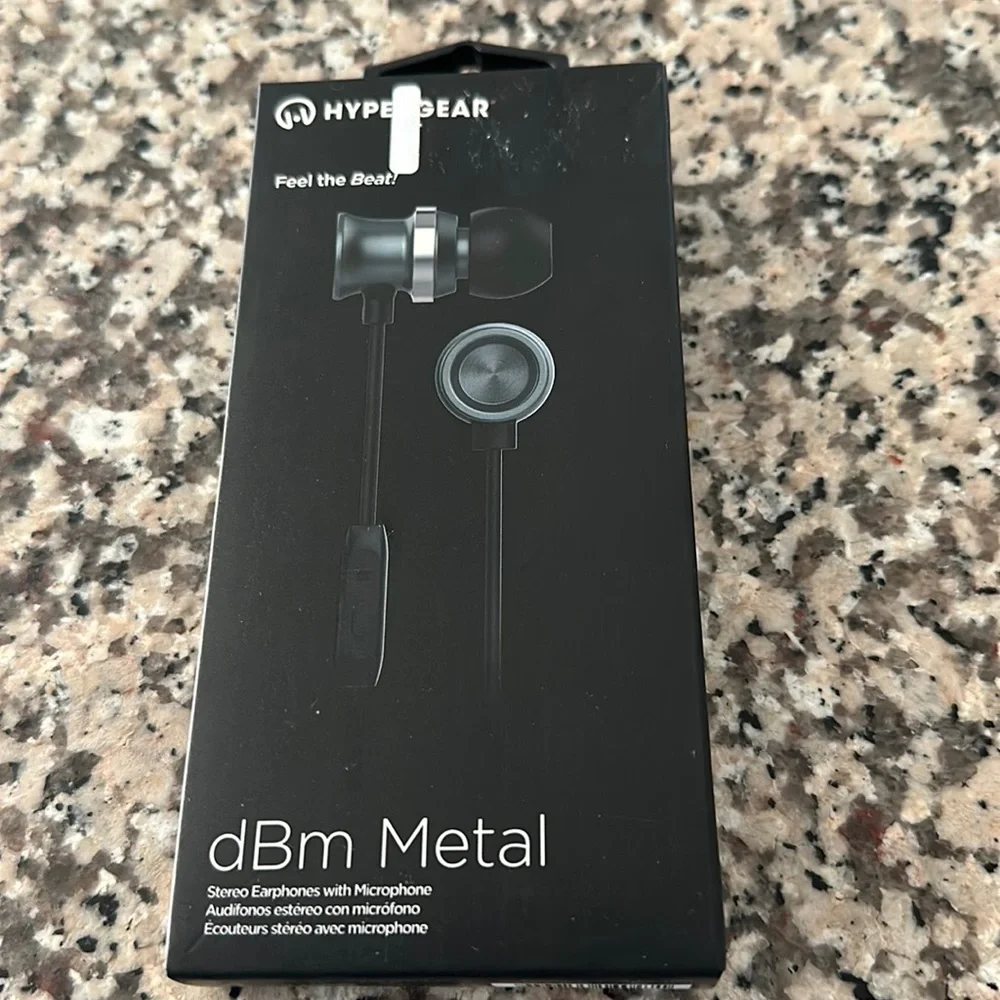 NWT HYPERGEAR Stereo Earphones w/ Microphones. High Definition, Noise isolation.