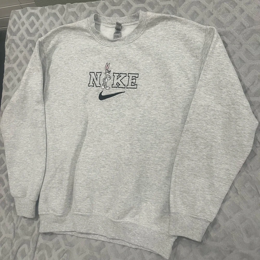 Nike Light Gray‎ Crewneck unisex Sweater bugs bunny logo size medium