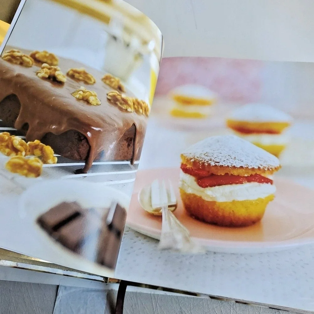 THE GOLDEN BOOK OF CHOCOLATE: OVER 300 GREAT RECIPES Carla Bardi & Claire lot 4‎