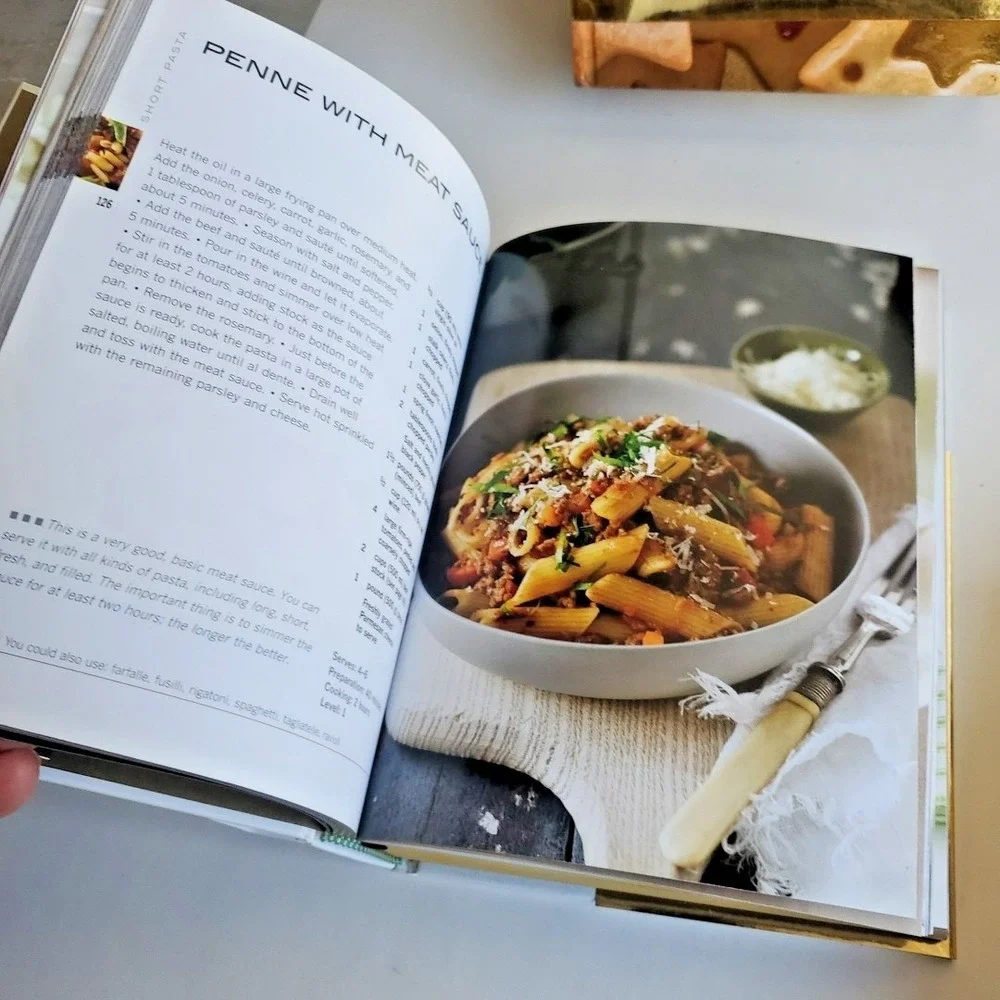 THE GOLDEN BOOK OF CHOCOLATE: OVER 300 GREAT RECIPES Carla Bardi & Claire lot 4‎
