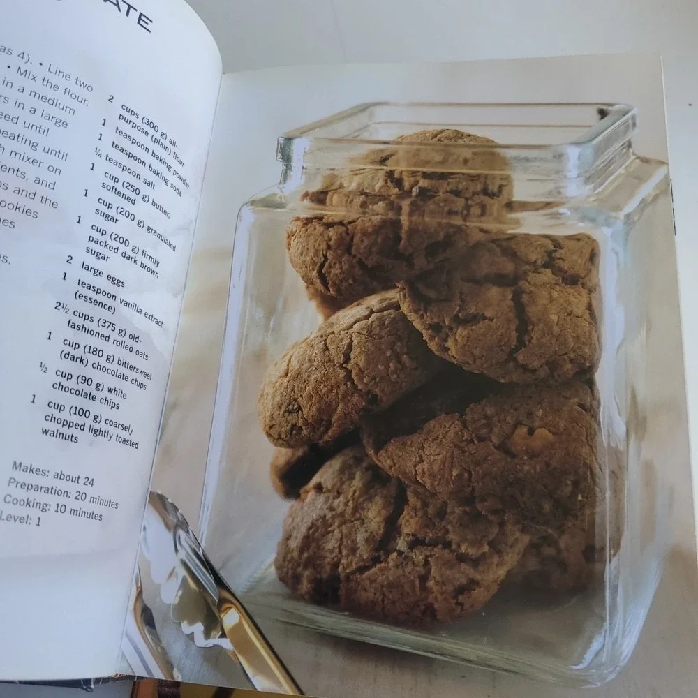 THE GOLDEN BOOK OF CHOCOLATE: OVER 300 GREAT RECIPES Carla Bardi & Claire lot 4‎