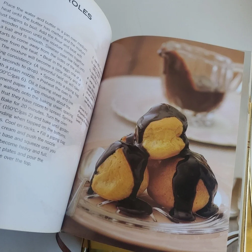 THE GOLDEN BOOK OF CHOCOLATE: OVER 300 GREAT RECIPES Carla Bardi & Claire lot 4‎