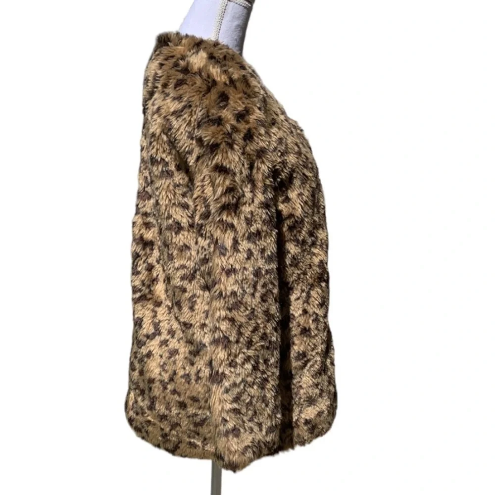 NWT-Schritt Faux Leopard Fur Coat.