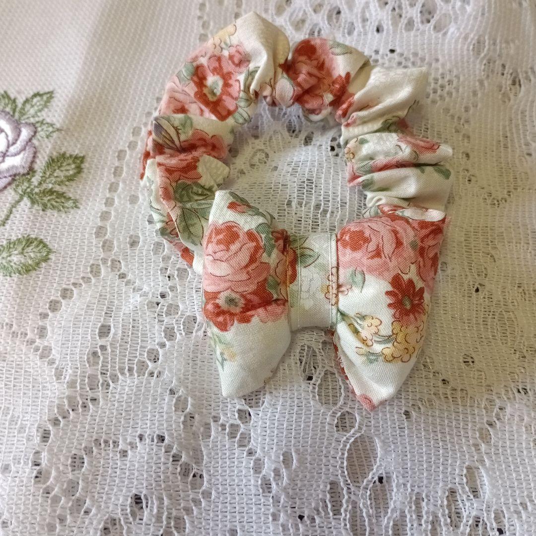 Scrunchie with floral ribbon